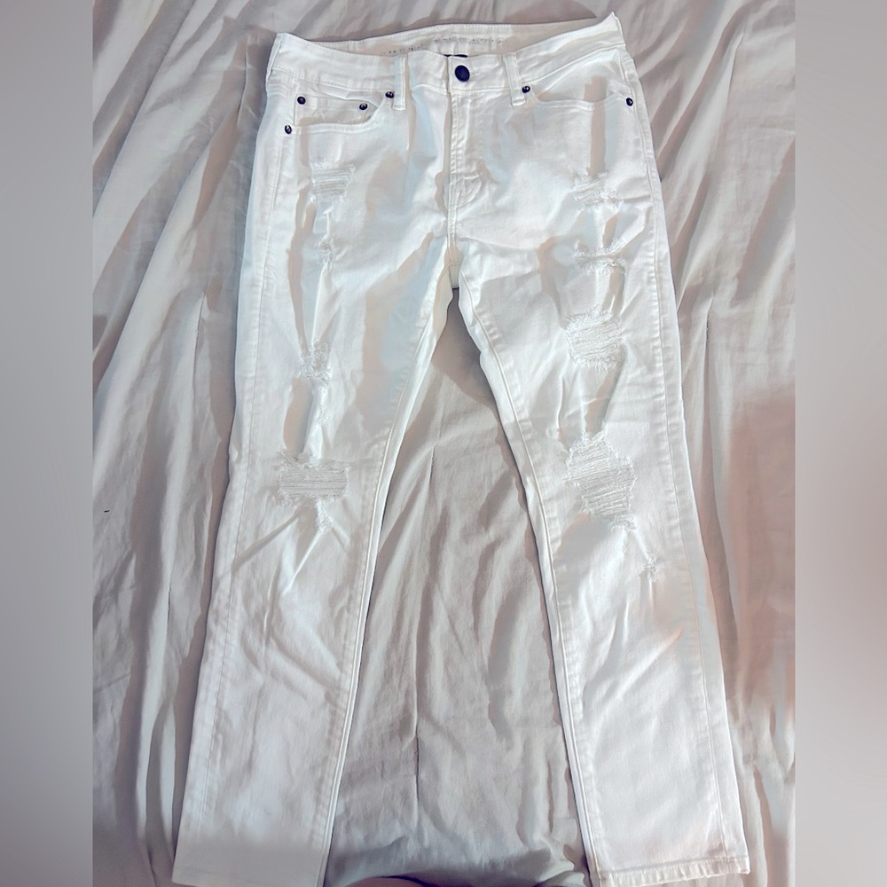 NWOT American Eagle Unisex white distressed Jeans. Size 33x30. Stretchy
